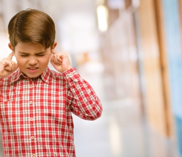 Hoe kan het lawaai in klaslokalen worden verminderd ?