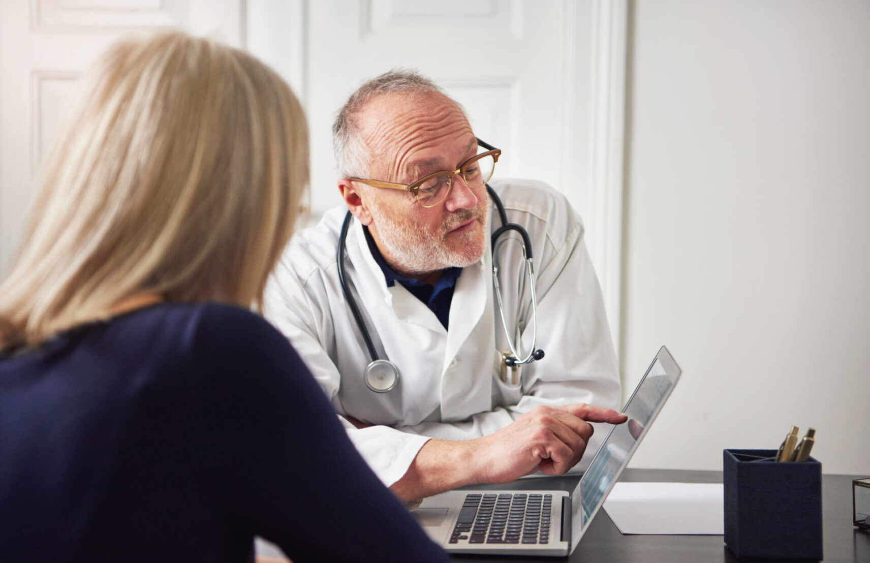 woman-having-consultation-with-doctor-at-laptop-2026-01-05-00-58-45-utc-aspect-ratio-1712-1108
